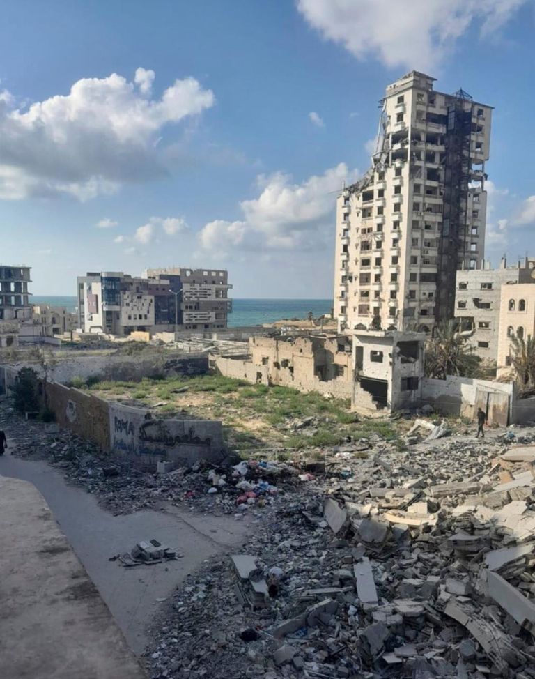 فلسطينيون ينزحون من مدينة غزة إلى الجنوب سيرا على الأقدام