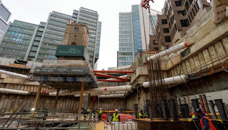 برج كنيسة تاريخي فوق ورشة بناء وسط لندن برج كنيسة تاريخي فوق ورشة بناء وسط لندن