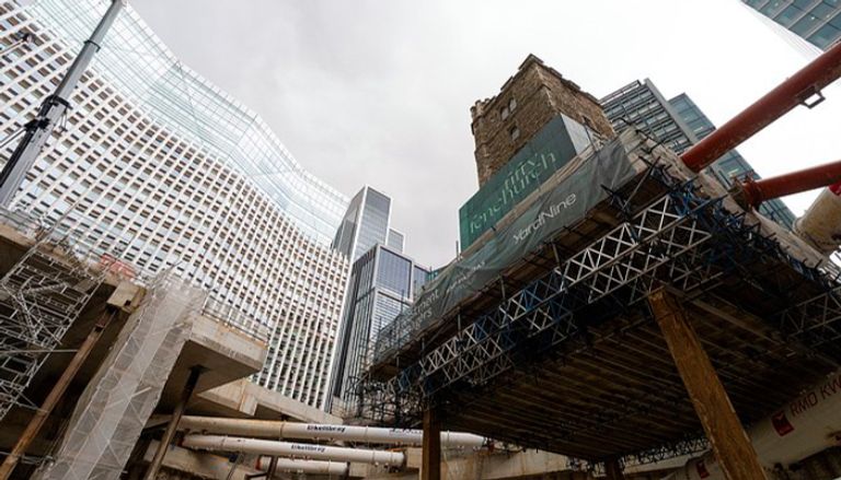 برج كنيسة تاريخي فوق ورشة بناء وسط لندن