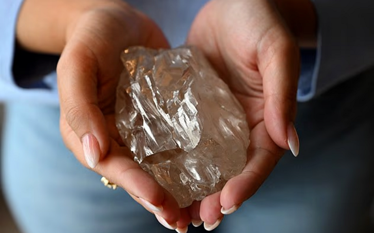 ثاني أكبر ماسة في العالم بوزن 2,492 قيراطا.