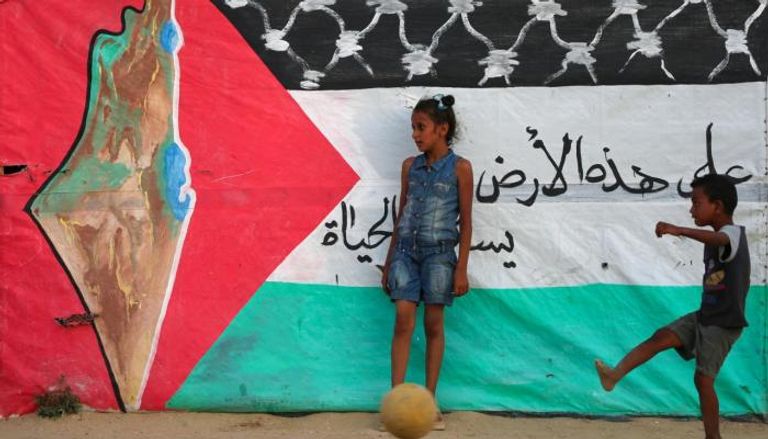 أطفال نازحون لعبون بجانب خيمتهم في غزة