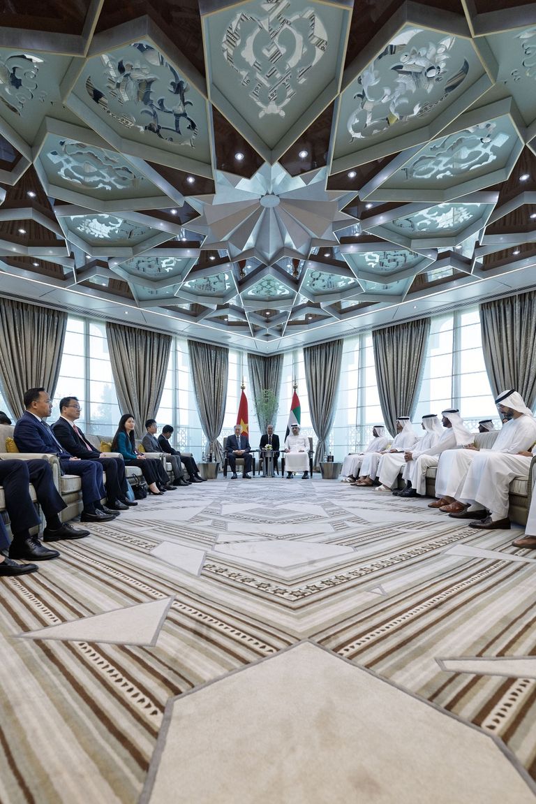 الشيخ مكتوم بن محمد بن راشد آل مكتوم ونجوين هوا بينه نائب رئيس وزراء فيتنام