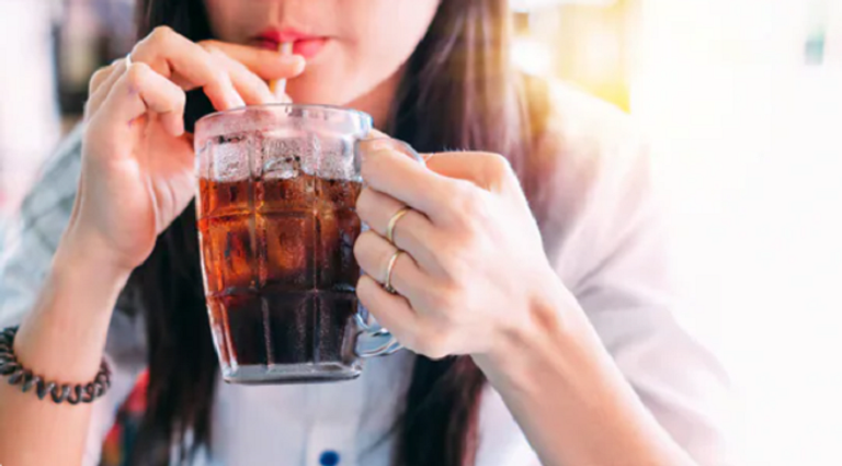 دراسة تربط المشروبات الغازية بالاكتئاب