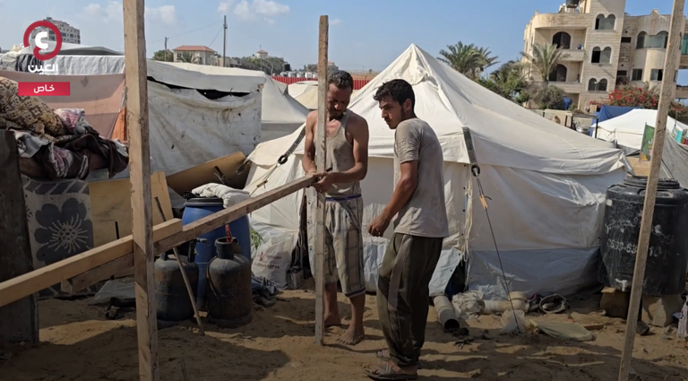 أسرة فلسطينية جانب مكب النفايات