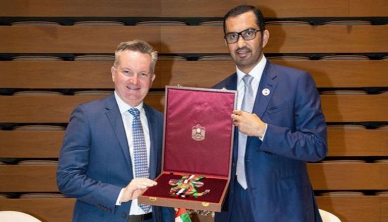 سلطان الجابر يقدم وسام زايد الثاني، إلى وزير التغير المناخي والطاقة في أستراليا