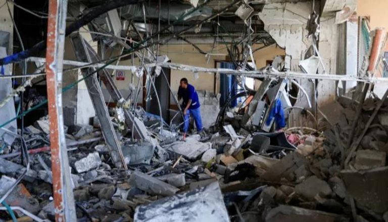 آثار الدمار في مبنى بمجمع ناصر الطبي بغزة عقب قصف إسرائيلي