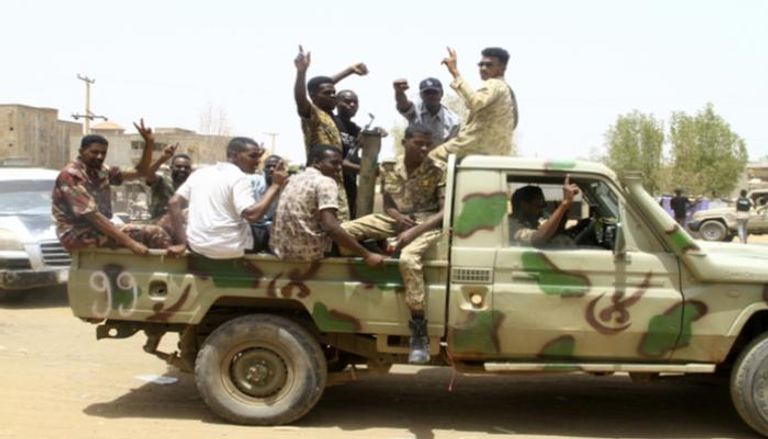جنود وعناصر مسلحة بالسودان