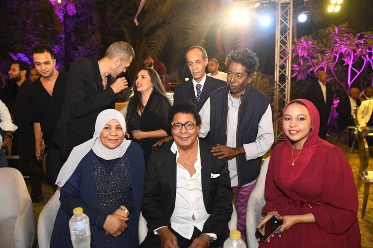 محمد منير في زفاف ابنة شقيقته