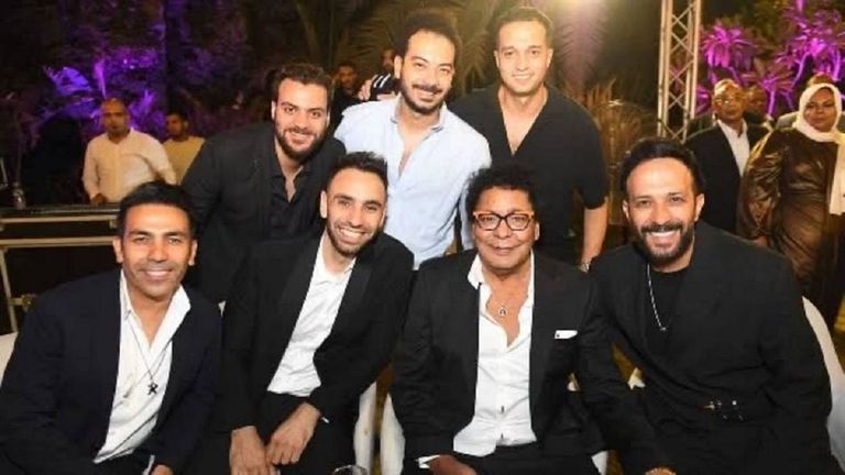 محمد منير في زفاف ابنة شقيقته