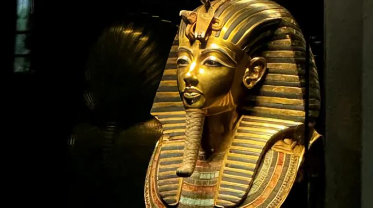 القناع الذهبي لتوت عنخ آمون القناع الذهبي لتوت عنخ آمون