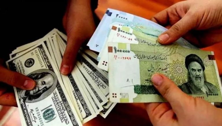 الريال الإيراني والدولار الأمريكي - أرشيفية
