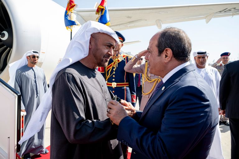 الشيخ محمد بن زايد آل نهيان لدى وصوله مطار القاهرة الدولي