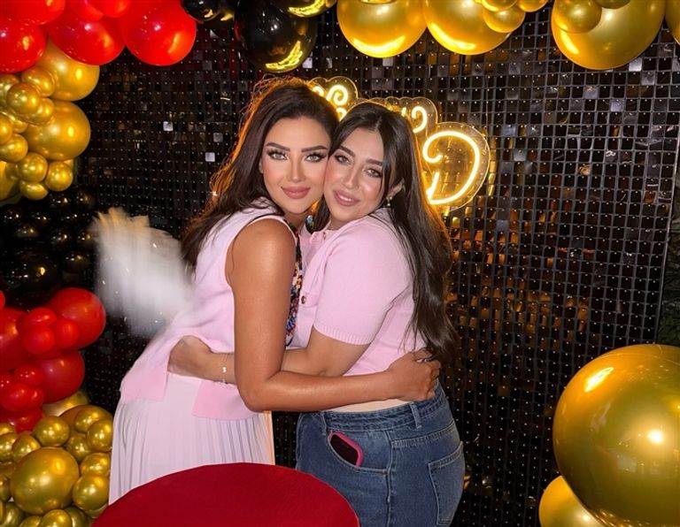 رضوى الشربيني رفقة سارة الطباخ