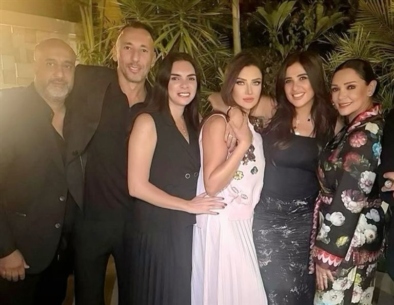 رضوى الشربيني رفقة سارة الطباخ