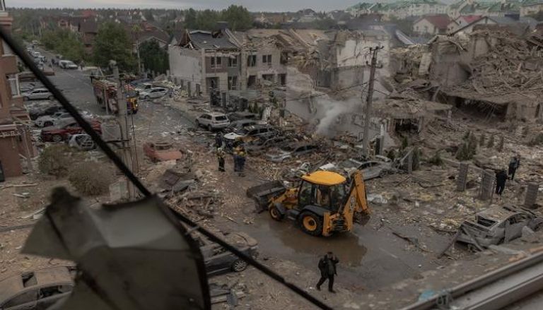 مبانٍ سكنية تضررت جراء هجوم روسي على أطراف كييف