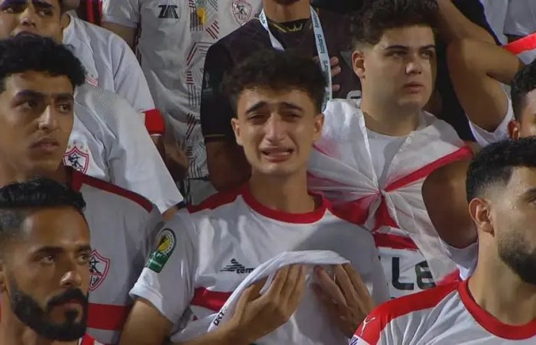 مشجع الزمالك الباكي جمهور الزمالك في مباراة الأهلي