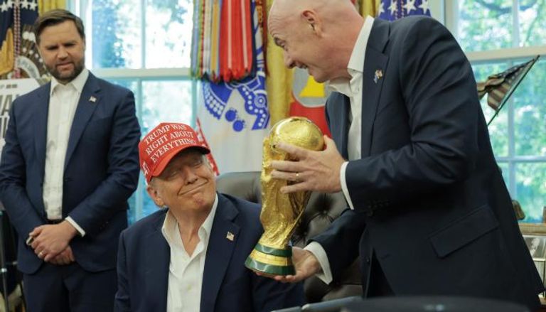 إنفانتينو يقدم كأس العالم لترامب