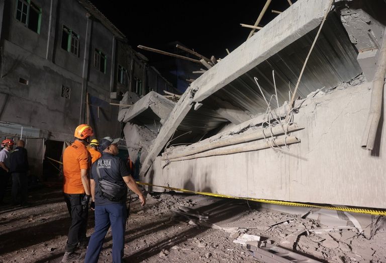 انهيار مبنى مدرسة في إندونيسيا