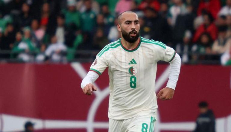 عبدلي لاعب منتخب الجزائر