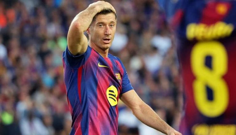 ليفاندوفسكي مهاجم برشلونة