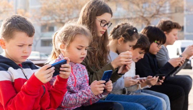 حظر استخدام مواقع التواصل للأطفال في فرنسا