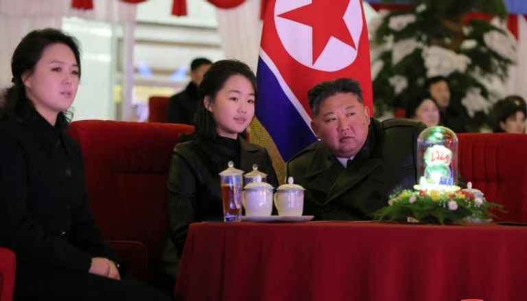كيم جونغ أون وابنته (وسط)