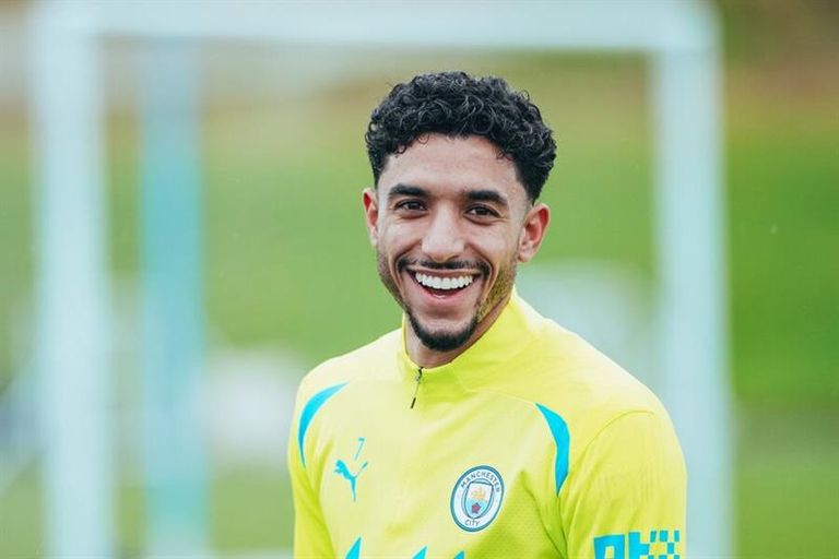 المصري عمر مرموش فيليبي كوتينيو بقميص برشلونة