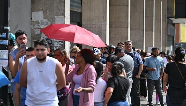 فنزويليون يصطفون أمام متجر وسط مخاوف من فراغ السلطة وتأثيره الأمن