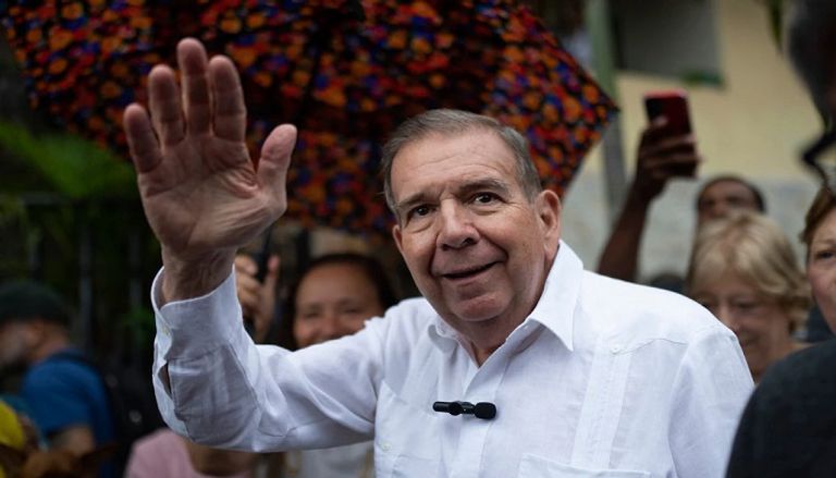 فنزويليون يصطفون أمام متجر وسط مخاوف من فراغ السلطة