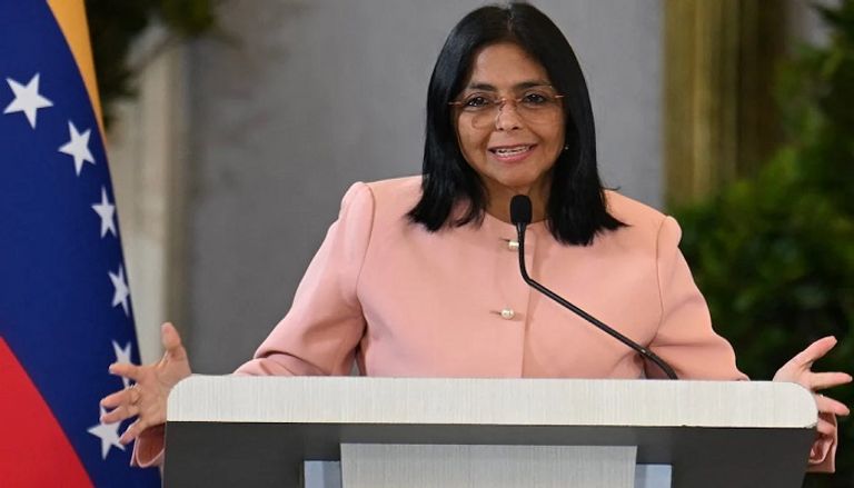 فنزويليون يصطفون أمام متجر وسط مخاوف من فراغ السلطة