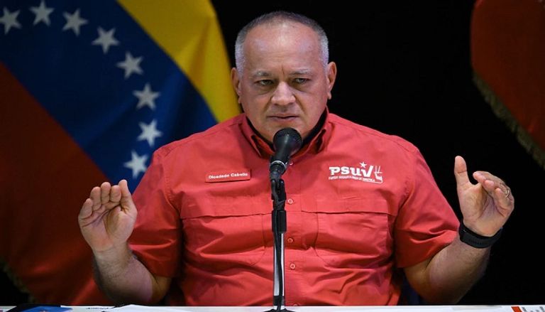 فنزويليون يصطفون أمام متجر وسط مخاوف من فراغ السلطة