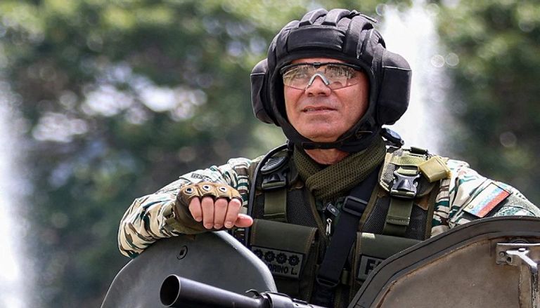 فنزويليون يصطفون أمام متجر وسط مخاوف من فراغ السلطة