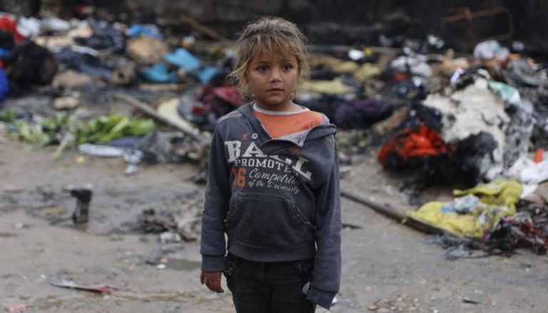 طفلة في مخيم للنازحين بمدينة غزة