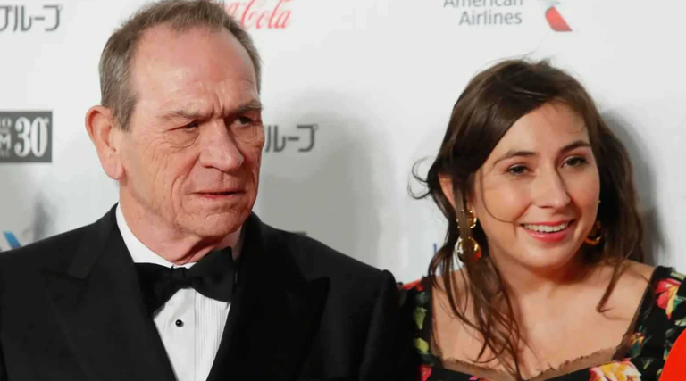 تومي لي جونز  وابنته