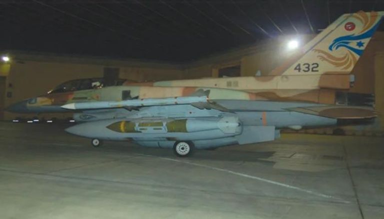 طائرة إف-16 آي تابعة لإسرائيل تحمل قنبلة خارقة للتحصينات أسفل جناحها 