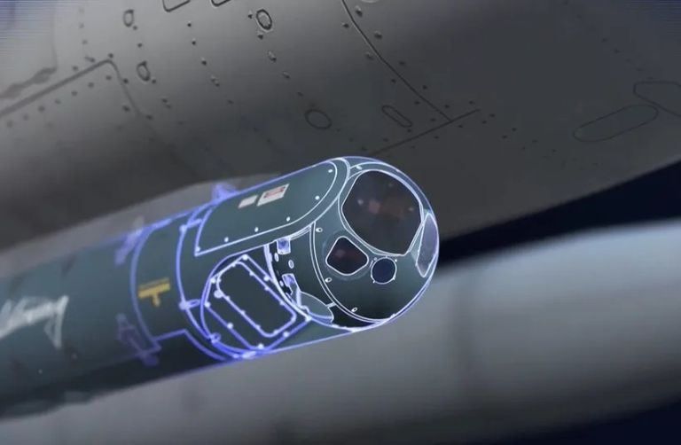 صواريخ خارجة عن الخدمة عند مدخل محطة الطيران البحرية السابقة في كاليفورنيا 