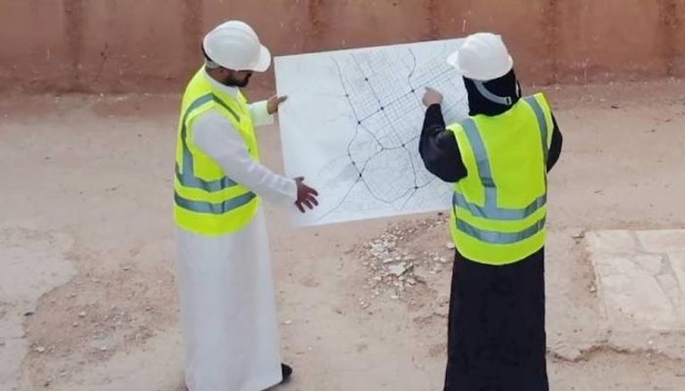 مهندسون في السعودية يتابعون تنفيذ خطط وتصميمات مشاريع
