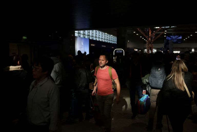 تعليق رحلات الوصول والمغادرة في مطارات اليونان