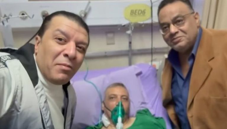 مصطفى كامل يطمئن على منصور هندي