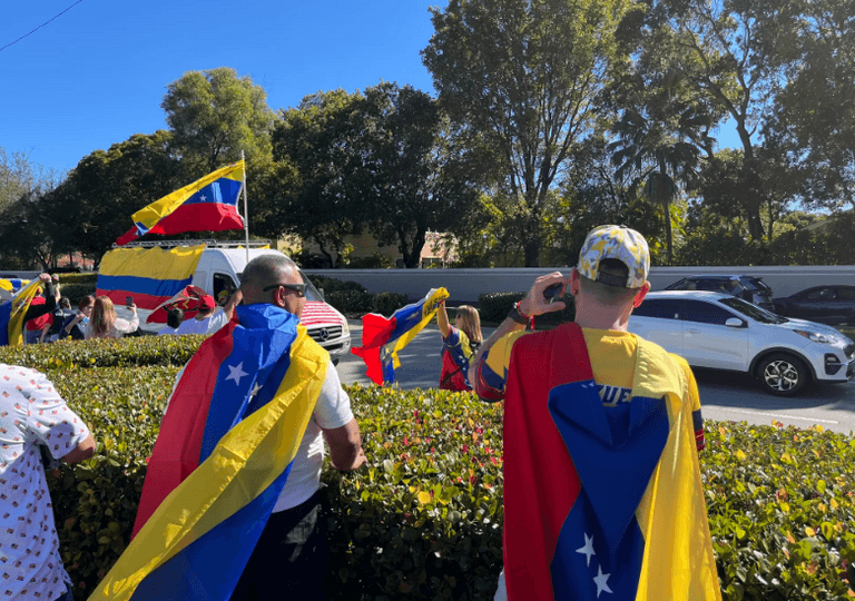 فنزويليون يتظاهرون في ميامي تأييدا للإطاحة بمادورو