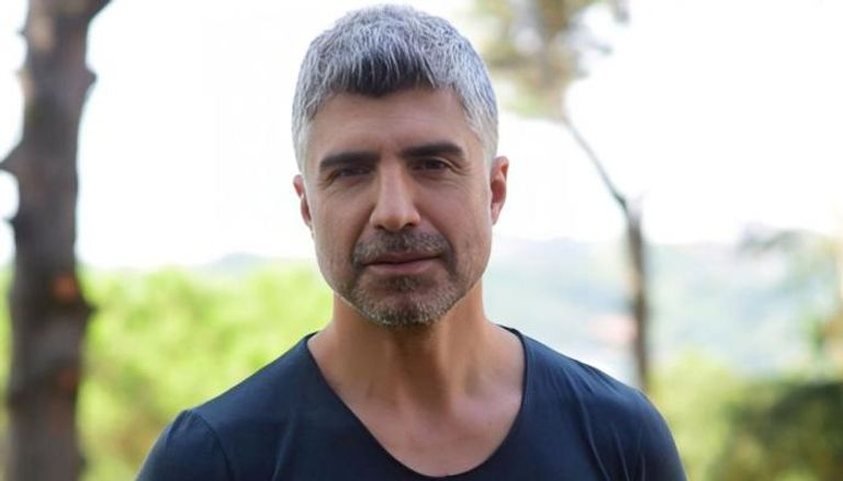 النجم التركي أوزجان دينيز