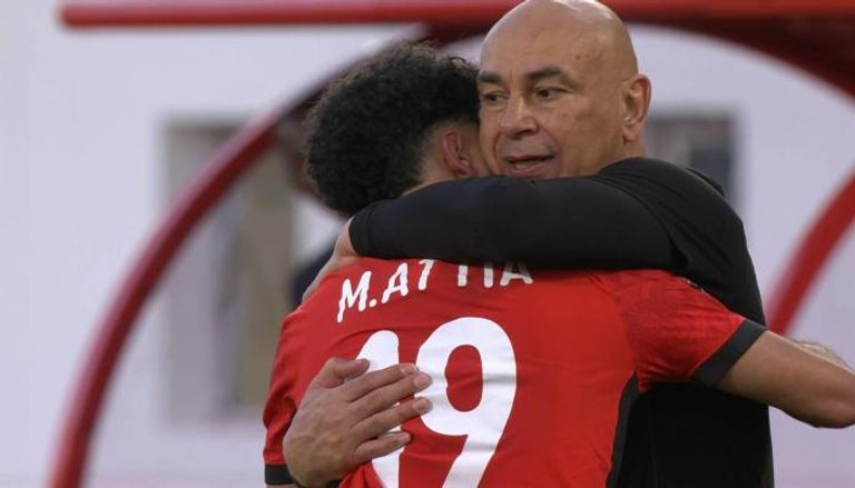 مروان عطية يحتفل بهدفه مع حسام حسن