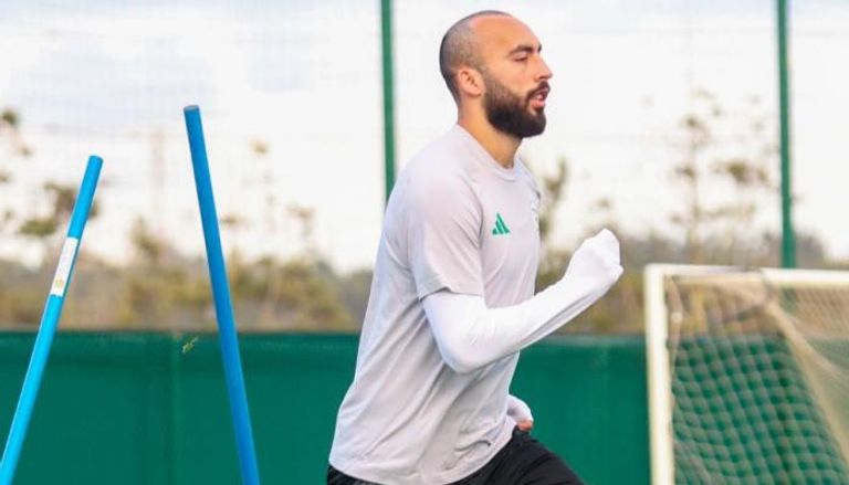 عبدلي لاعب منتخب الجزائر