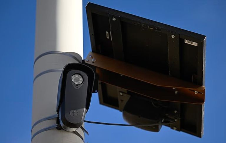 كاميرات سوداء غامضة