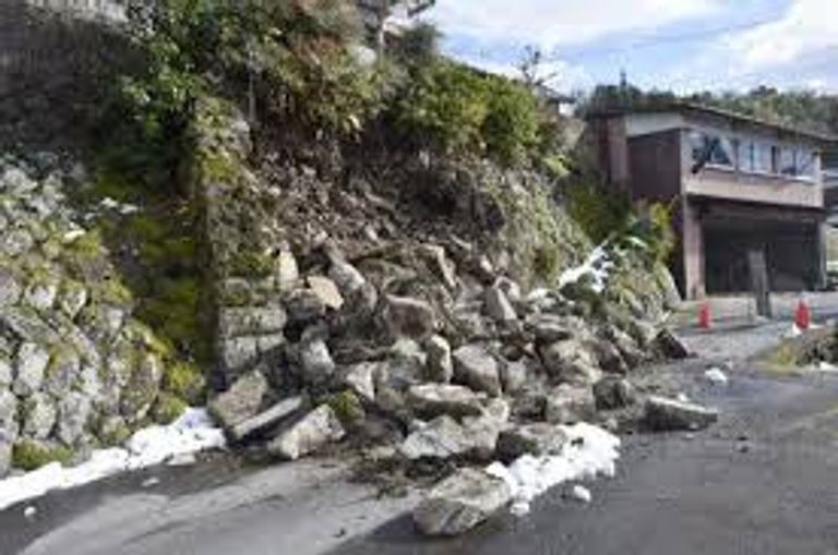 منازل وجدران حجرية تضررت بسبب زلزال غرب اليابان