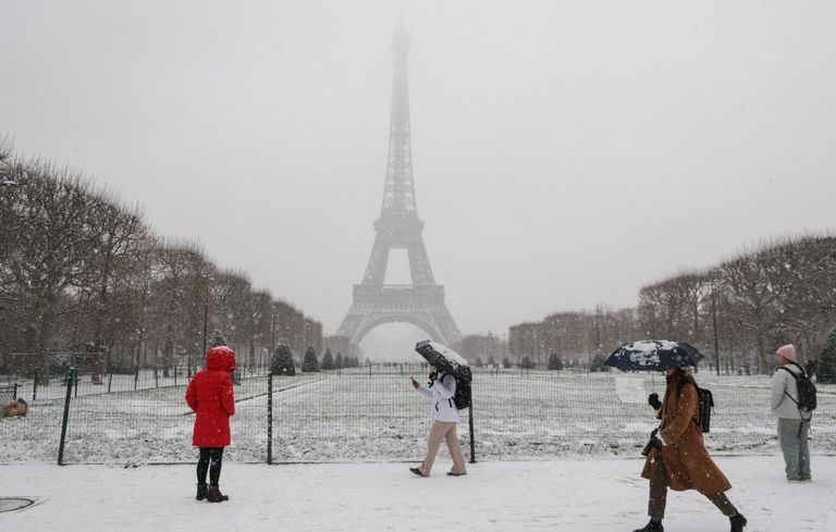 الثلج في باريس