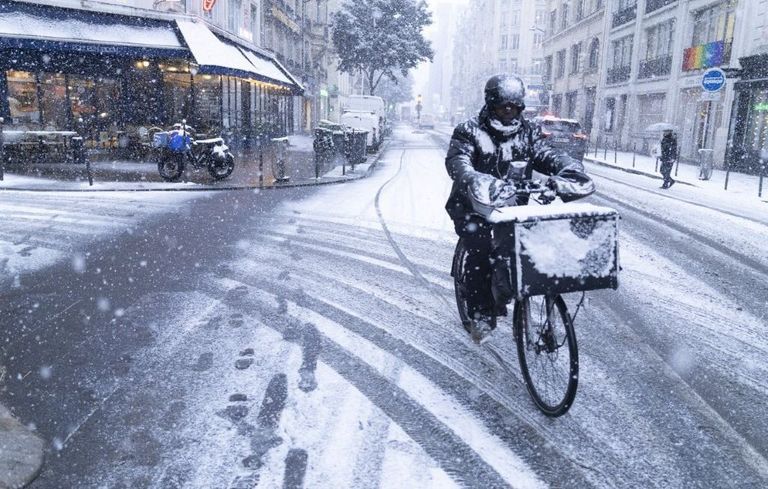 الثلج في باريس