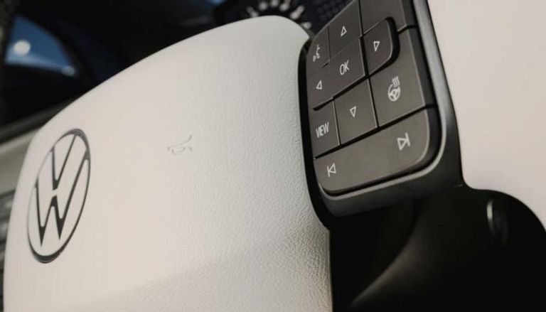 الأزرار المادية على عجلة قيادة طراز ID. Polo