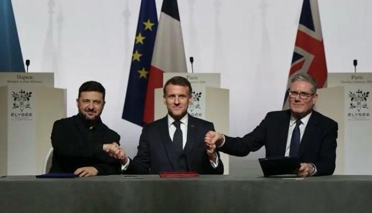 ماكرون يتوسط ستارمر وزيلينسكي