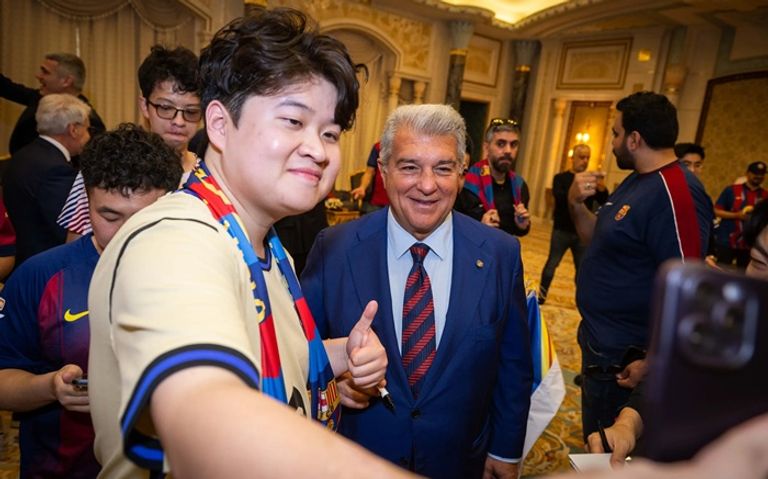 البولندي روبرت ليفاندوفسكي ومشجعي البارسا